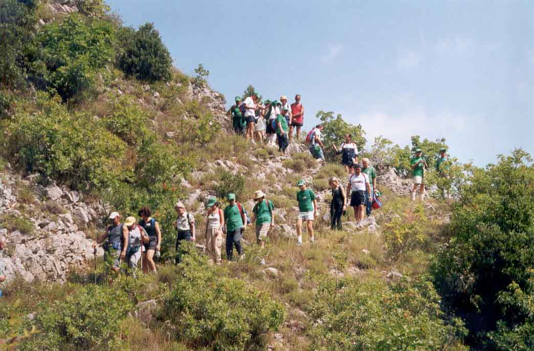 Alcuni amici del GR.ES.ALP. in cammino sul sentiero verso Longano