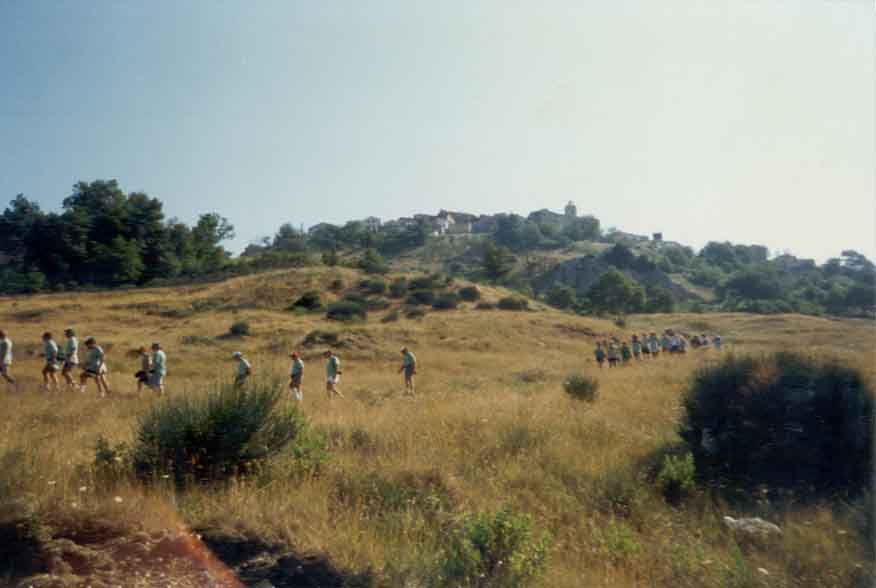 Alcuni amici del GR.ES.ALP. in cammino sul sentiero verso Longano